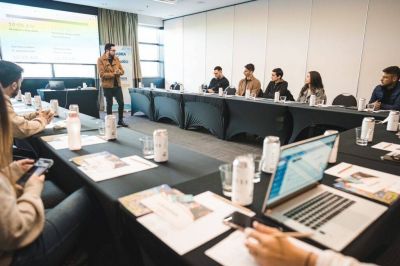 �Mesa redonda� de representantes de ACIERA Joven y One Hope
