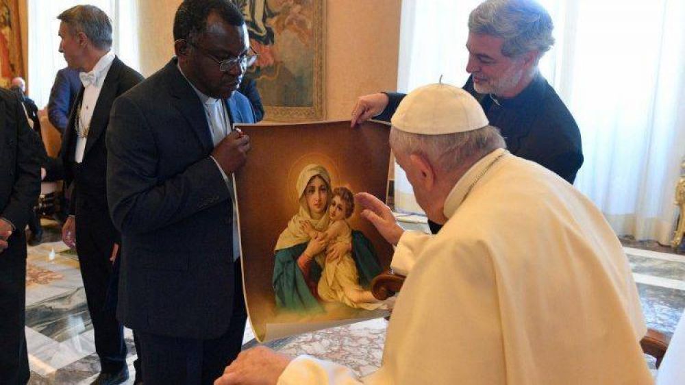 El Papa: La familia atacada, ideologas de diversa ndole saquean los valores