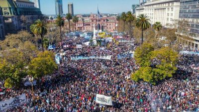 Una multitud en la Plaza de Mayo en apoyo a Cristina Kirchner y contra el odio político
