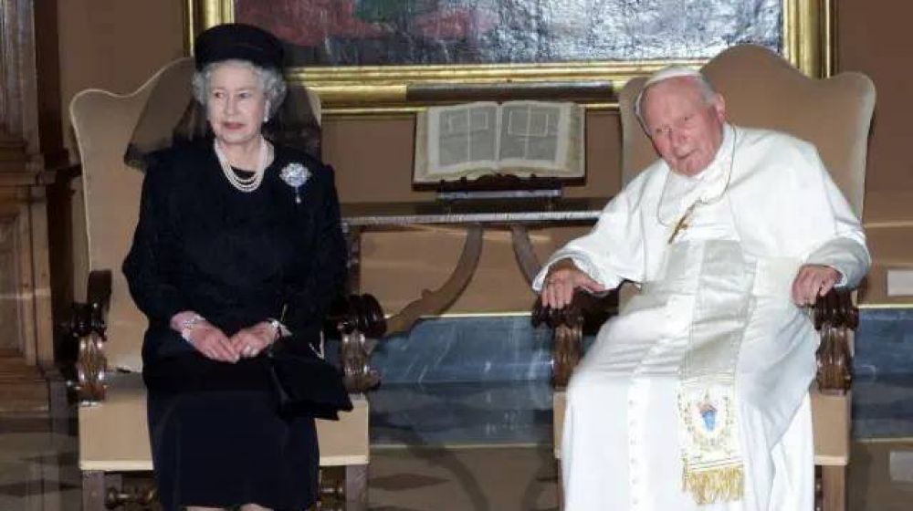 La reina Isabel II y su amistad con 5 papas, desde Po XII a Francisco