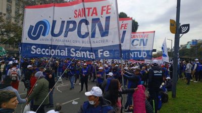Perotti busca algo de paz gremial y eleva la oferta de suba salarial para los estatales santafesinos hasta el 77%