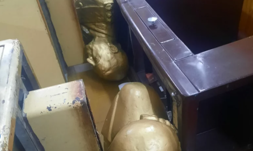 Entraron a robar y vandalizaron la sede del Sindicato de Trabajadores Municipales de Lanús: dañaron bustos de Perón y Evita