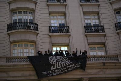 Moroni desalojó la sede Callao del Ministerio y llevó ante la justicia la inedita toma que encara el Sindicato del Neumático