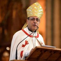 El arzobispo de La Plata convocó a oficialistas y opositores a un homenaje a Francisco, en el contexto de la crisis que golpea al país