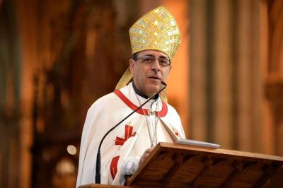El arzobispo de La Plata convocó a oficialistas y opositores a un homenaje a Francisco, en el contexto de la crisis que golpea al país