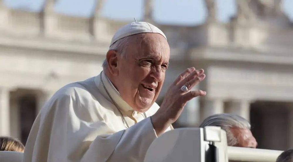Papa Francisco en la Audiencia General: Quien se aleja de Dios nunca está contento