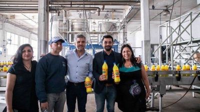 Lanús: Junto a Juanchi Zabaleta, Balladares recorrió una fábrica recuperada en Lanús