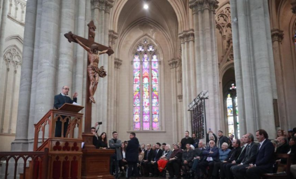 La iglesia apost a emparchar la grieta en La Plata y la poltica respondi con presencia