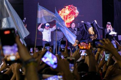 En un acto colmado de jóvenes, Javier Milei exhibió su pacto con Ricardo Bussi en Tucumán