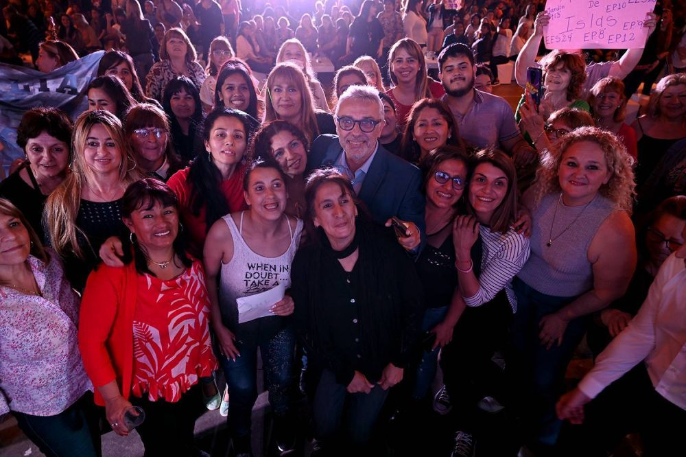 Julio Zamora agasajo a m�s de 800 auxiliares de la educaci�n p�blica por su labor diaria