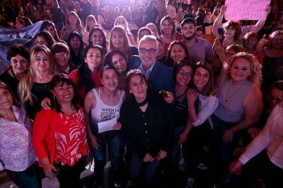 Julio Zamora agasajo a m�s de 800 auxiliares de la educaci�n p�blica por su labor diaria