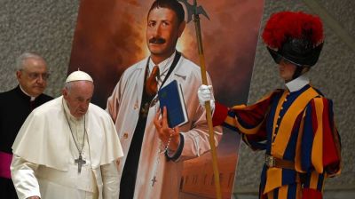 Francisco proclamó santo al enfermero ítalo-argentino Artémides Zatti
