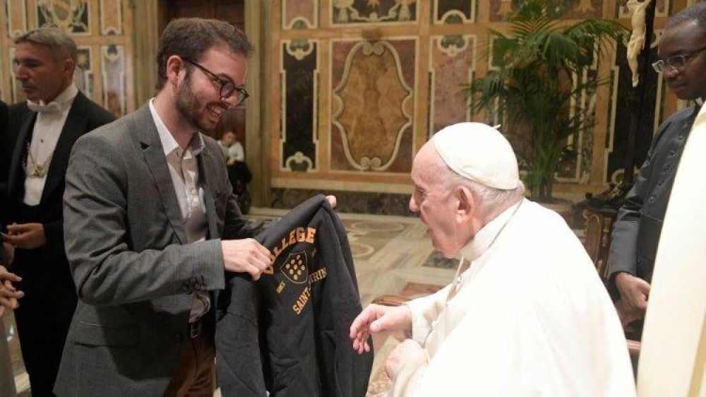 Francisco le pide a los j�venes ser artesanos y embajadores de la paz