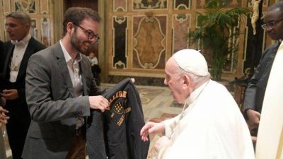 Francisco le pide a los j�venes ser artesanos y embajadores de la paz