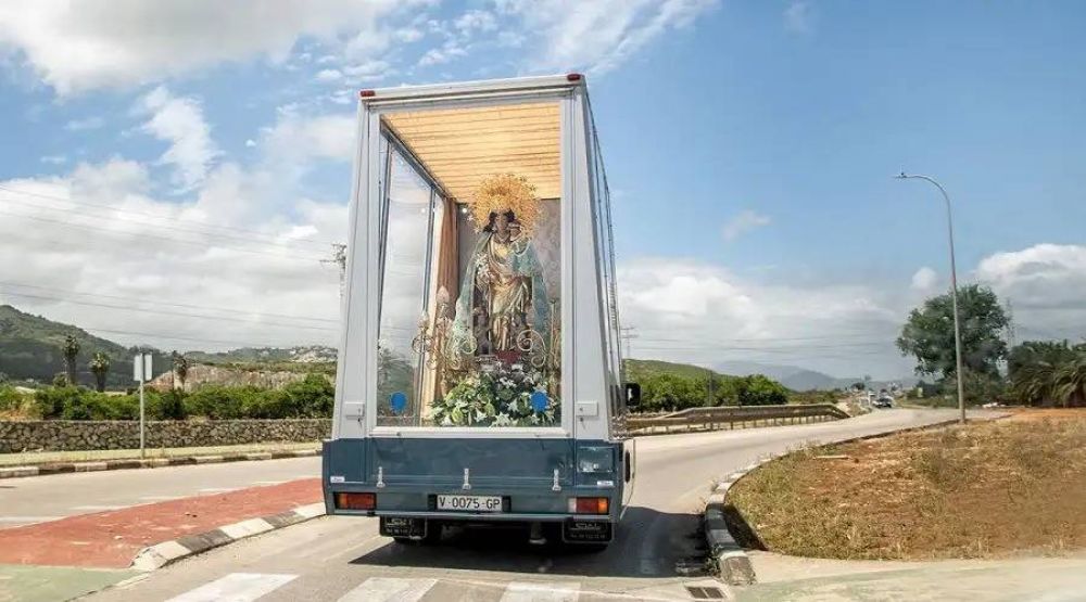 �Sab�as que la Virgen Mar�a tambi�n tiene un papam�vil en Espa�a?