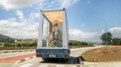 �Sab�as que la Virgen Mar�a tambi�n tiene un papam�vil en Espa�a?