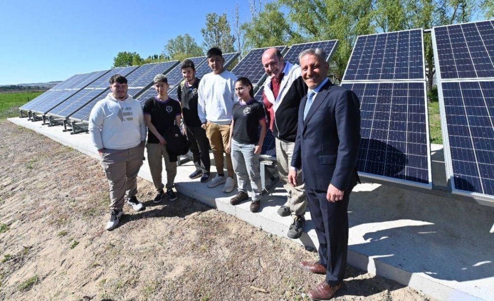 Arcioni inaugur los paneles solares de la Escuela Agrotcnica N 733 de Gaiman