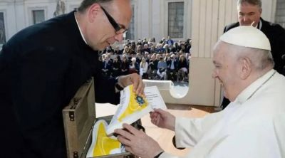 �El Papa Francisco usar� estos tenis Nike personalizados?