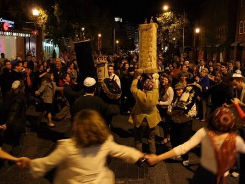 El mundo judío celebra celebra Shminí Atzéret, y en Israel, también Simjat Torá, dos fiestas muy aleges