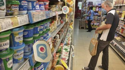 Un estudio afirma que si se estabiliza el dlar blue, los precios de los alimentos siguen subiendo