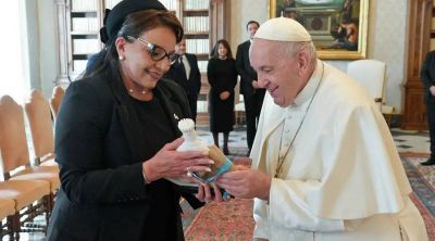 El Papa Francisco recibe en el Vaticano a la Presidenta de Honduras