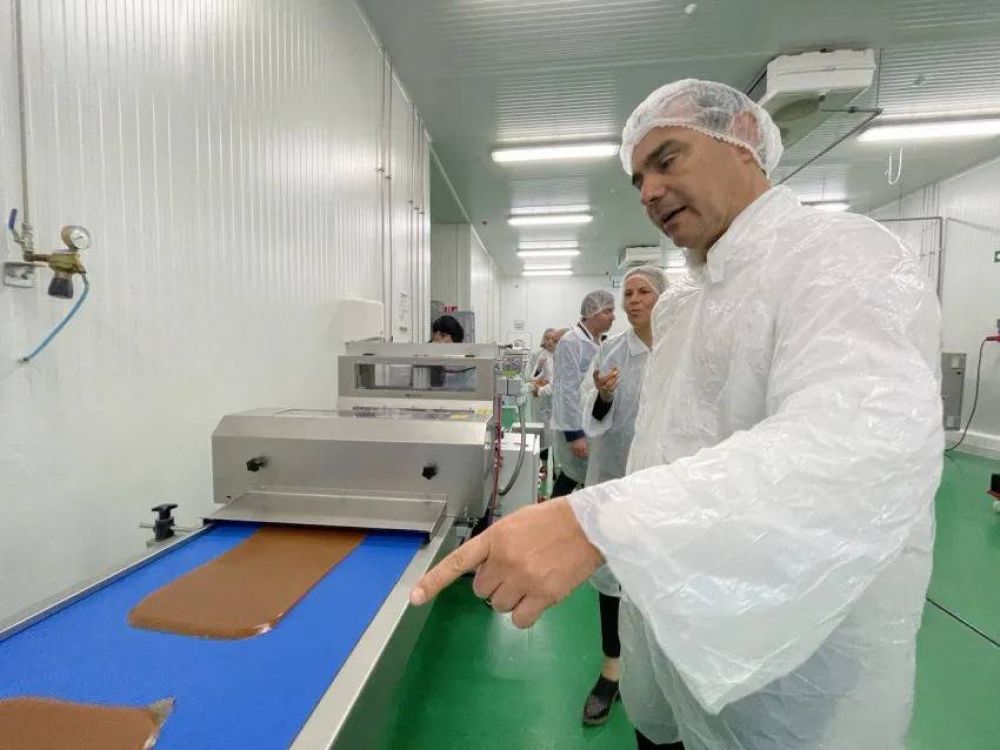 Gustavo Valdés visitó en España una planta de producción y procesamiento de frutas frescas