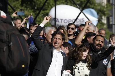 Rumbo a 2023: Axel Kicillof hace equilibrio entre la embestida de Máximo Kirchner y la “billetera” de Alberto Fernández