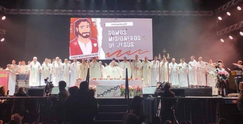 Los ni�os de Buenos Aires asumen la misi�n durante una misa en el Luna Park