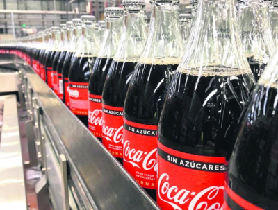 ¿Cuántos millones de dólares vende Coca-Cola en Uruguay y que destacó la compañía del país?