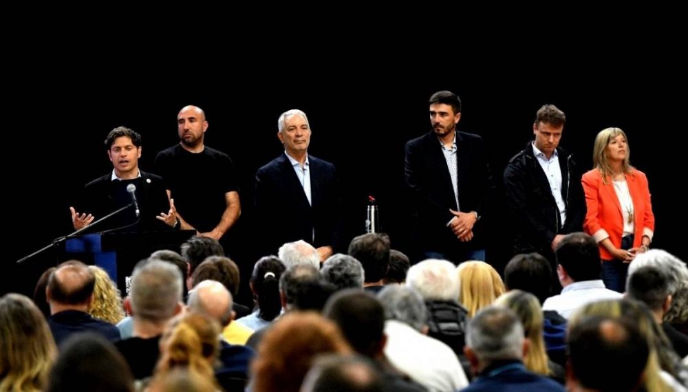 Junto a intendente opositor, Kicillof entreg escrituras y firm acuerdos en Olavarra