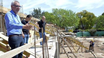 Julio Zamora monitore� los avances en la construcci�n del nuevo microestadio en el Polideportivo G�emes de Benav�dez