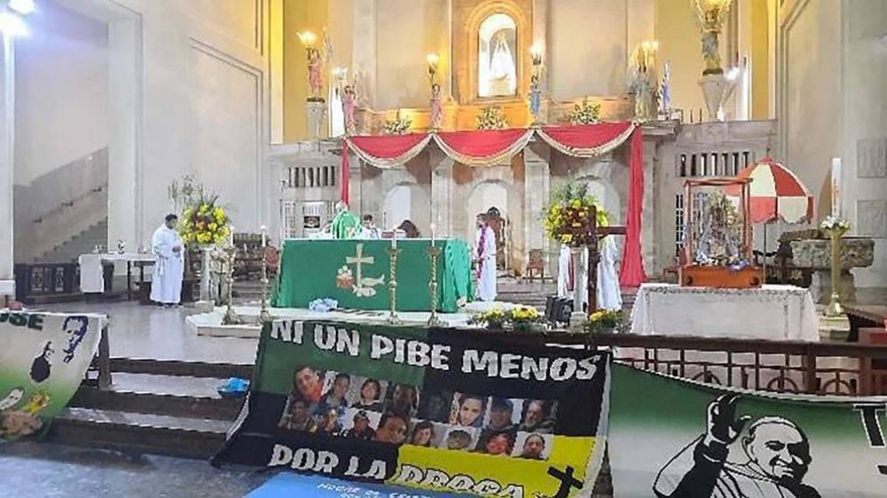 La peregrinación nacional de los curas villeros contra la droga pasó por Corrientes: multitudinaria misa y caminata por la vera del Paraná