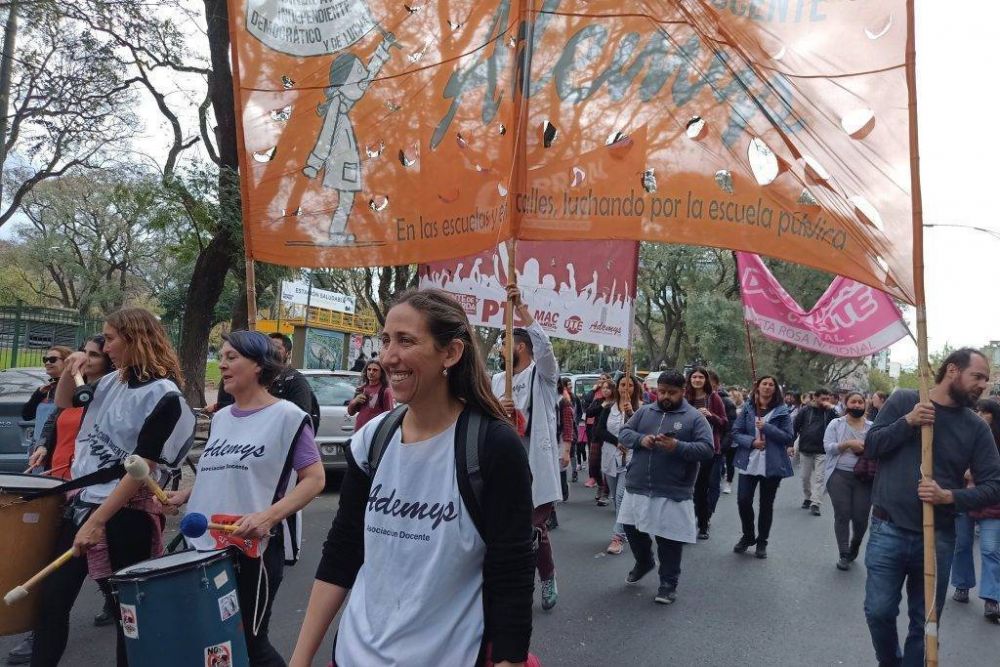 Docentes porteos inician la semana con un paro y concentracion frente a la Legislatura