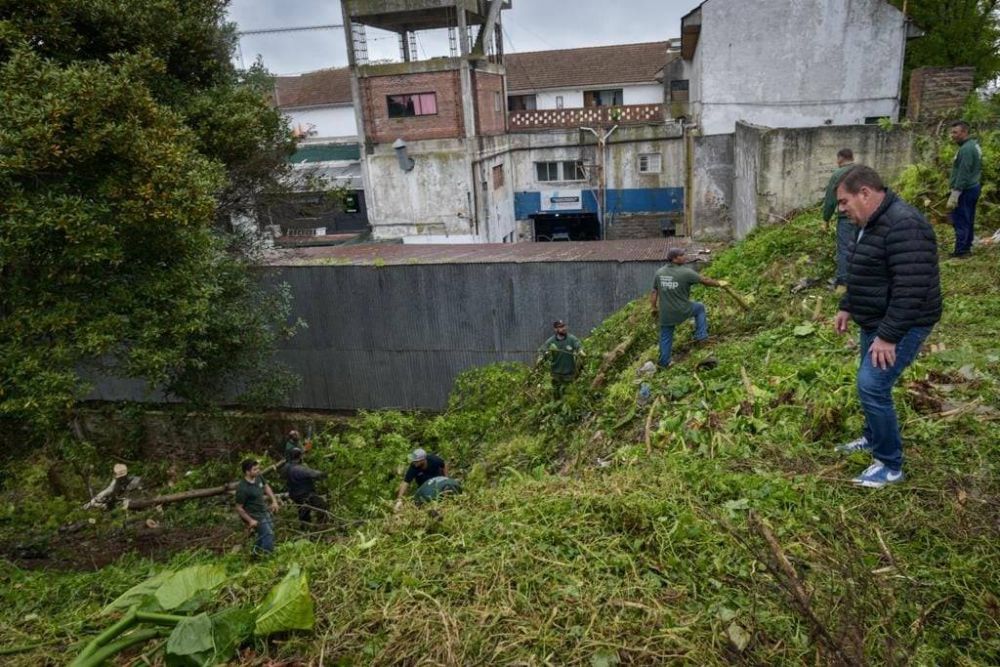 Terrenos abandonados: retiran 88 toneladas de basura y le cobran hasta $60.000 por jornada de trabajo a los due�os