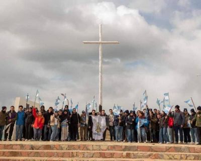 Decenas de jóvenes peregrinaron a San Julián para honrar a los héroes de Malvinas