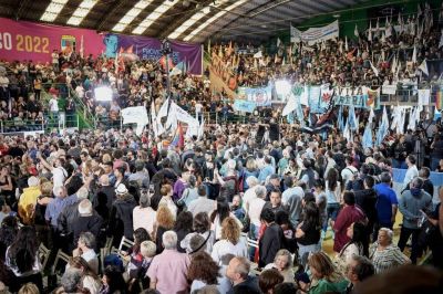 Una multitud en Once Unidos, colorido y algunos desbordes en el congreso del PJ