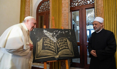 Al despedirse de Bahréin, el Papa pide a los católicos favorecer el diálogo con otros credos