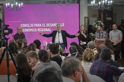 El gobernador se reuni� con vecinos para impulsar el desarrollo econ�mico y productivo de Ayacucho