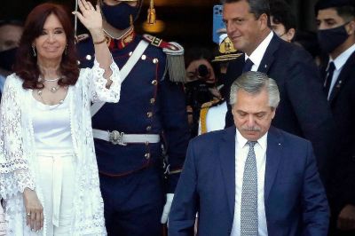 En medio de la batalla entre el Presidente y los Kirchner, el gabinete se dispersa y �enciende velas� a Massa