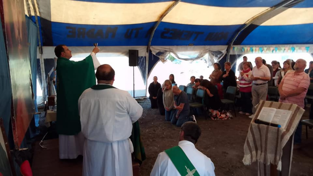 El padre Obispo Gabriel presidi la misa de inicio de las actividades en la Carpa Misionera en la Parroquia Jess Obrero en Villa Evita