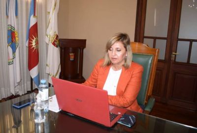 La intendente Fuentes anunci� el pago de un bono de $200.000 y un incremento salarial del 95%