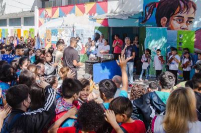 Zabaleta particip� de un evento pedag�gico-deportivo y visit� una PyME de Hurlingham