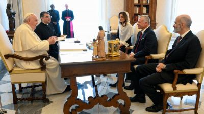 Los reyes de Jordania, Rania y Abdal�, son recibidos por el Papa en el Vaticano