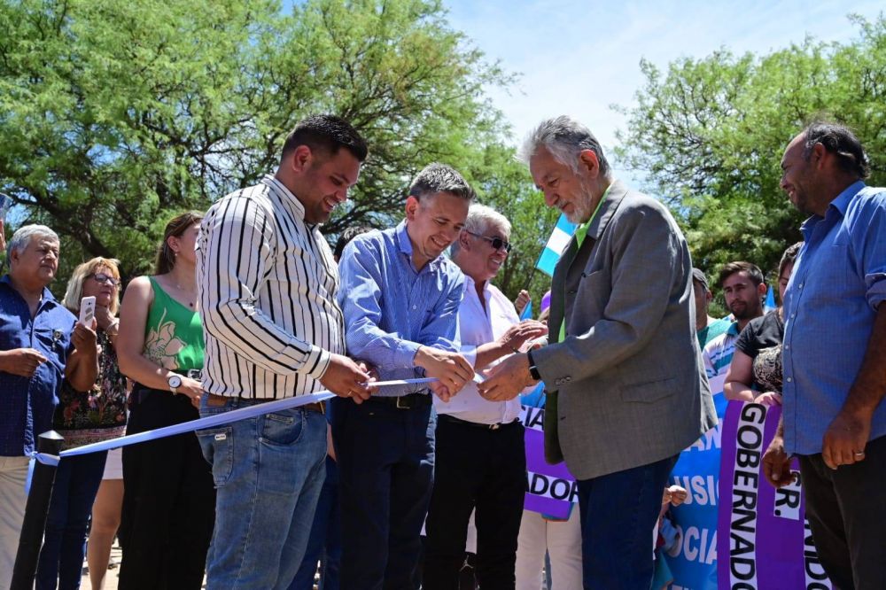 El gobernador inaugur� la nueva perforaci�n y puesta en valor de la planta tratamiento de Los Cajones