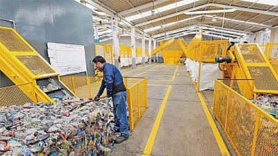 La farsa del reciclaje: Coca-Cola, el mayor importador de desechos plásticos a México