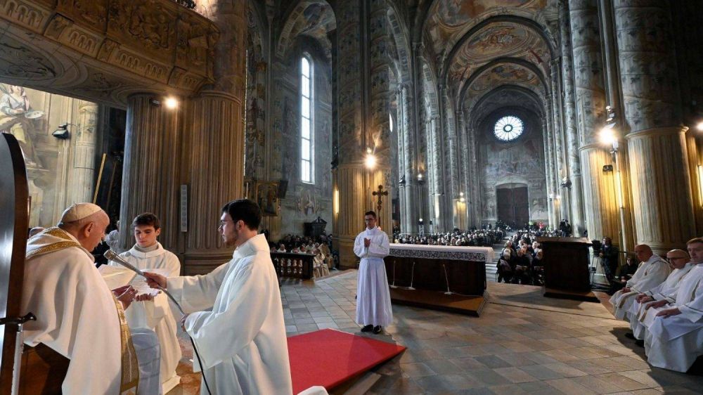 El Papa en Asti: Jess no es un rey con insignias, es rey con clavos y espinas