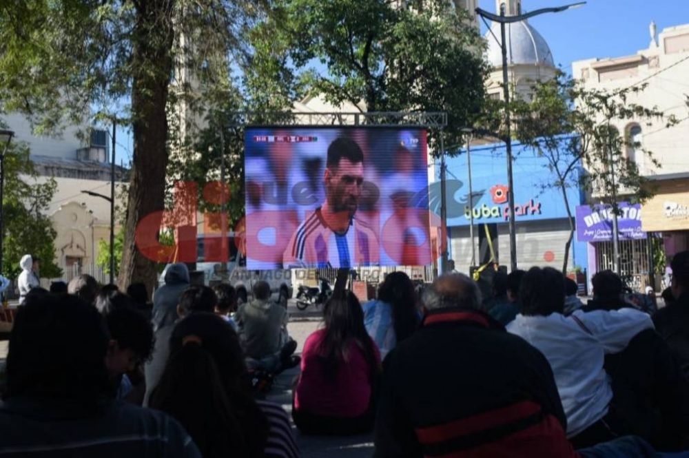 Santiague�os pintaron de celeste y blanco el Centro