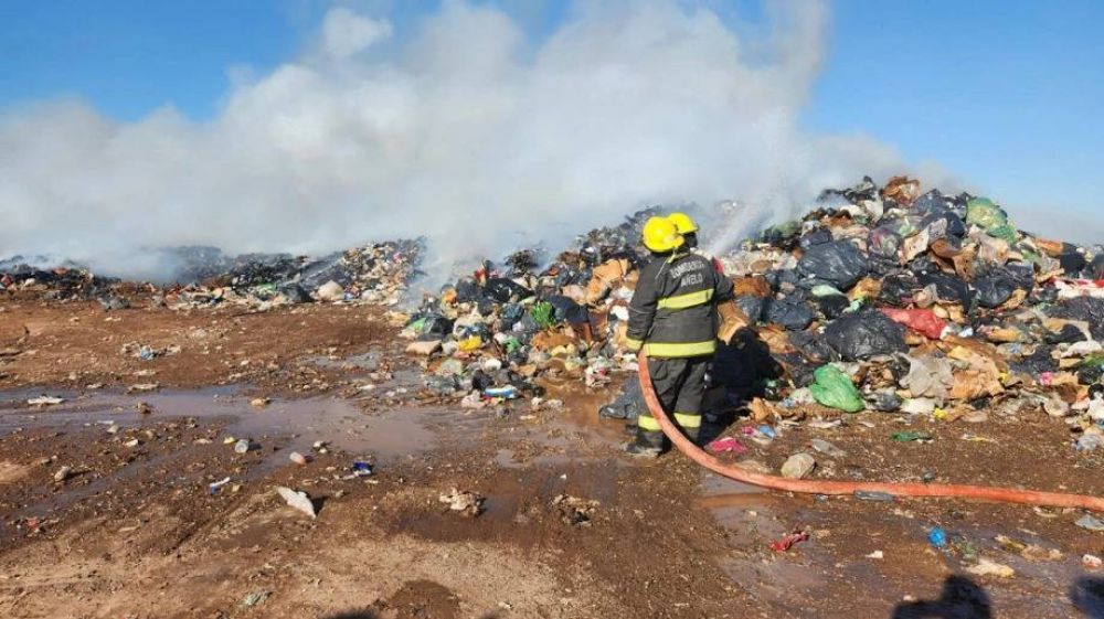 Trabajan para combatir un incendio en el basural de A�elo