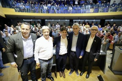 Kicillof junto a dirigentes gremiales en el Encuentro Metalrgico Bonaerense