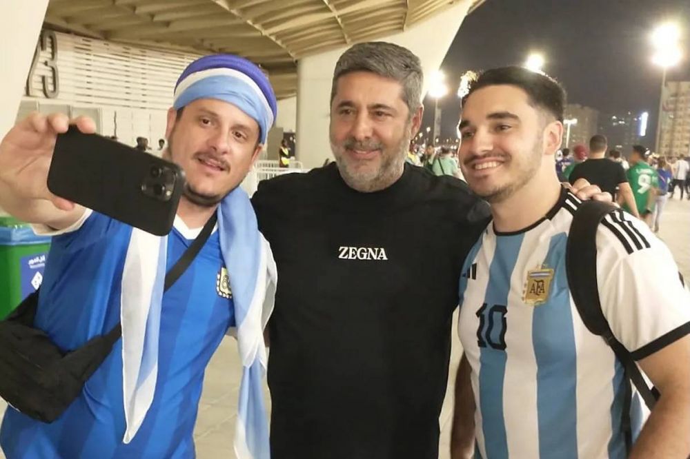 Daniel Angelici est en Qatar: perfil bajo, foto con hinchas y encuentro con Macri?